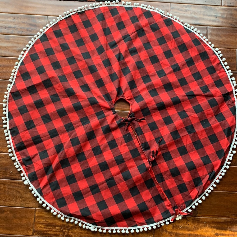 🍓3/$20 Buffalo Plaid tree skirt 🎄